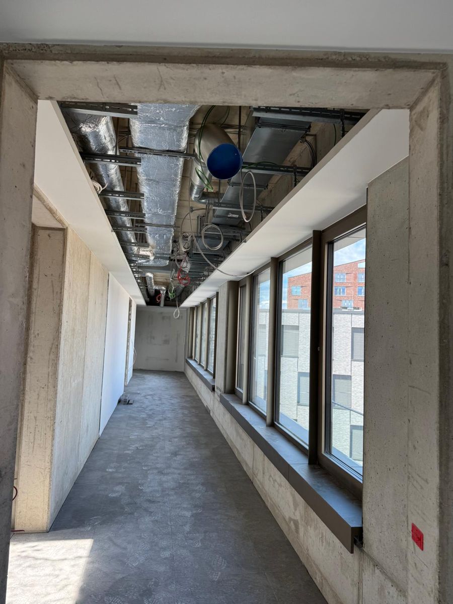 Flur mit Deckenschürzen entlang der Fensterseite